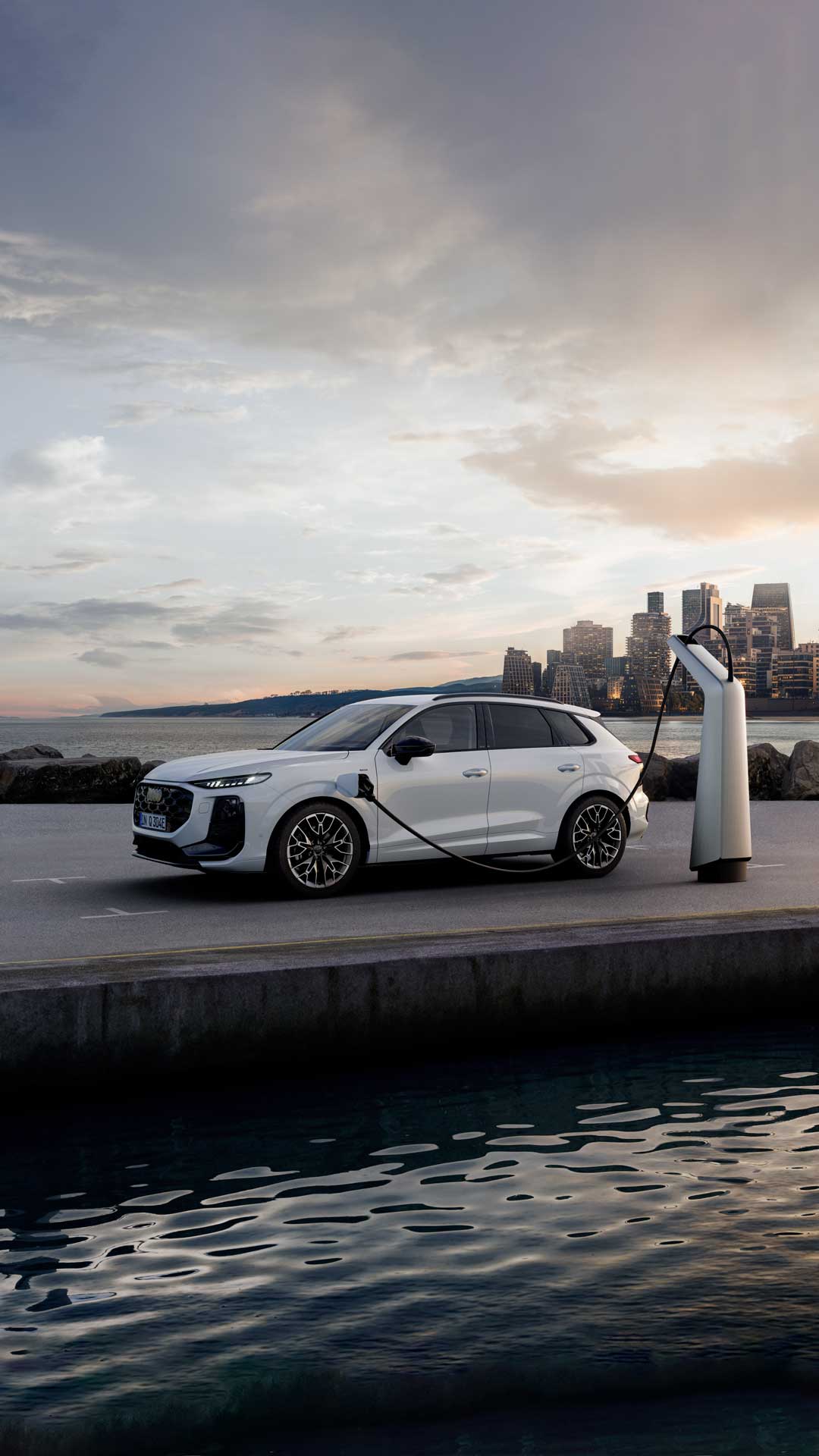 Audi Q3 latautumassa