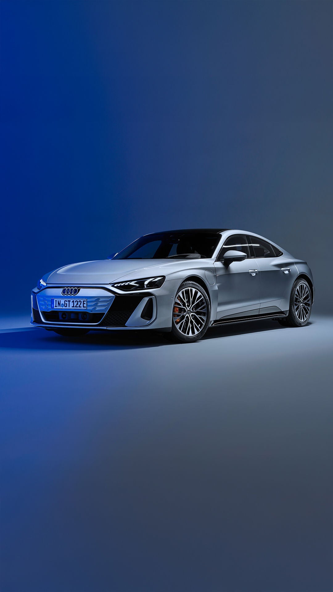 Audi e-tron GT eest vaates stuudio ruumis 