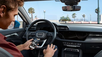 Mann gibt etwas auf dem Smartphone