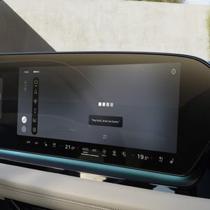 Närbild av MMI-pekskärmen som visar Audis assistentgränssnitt.