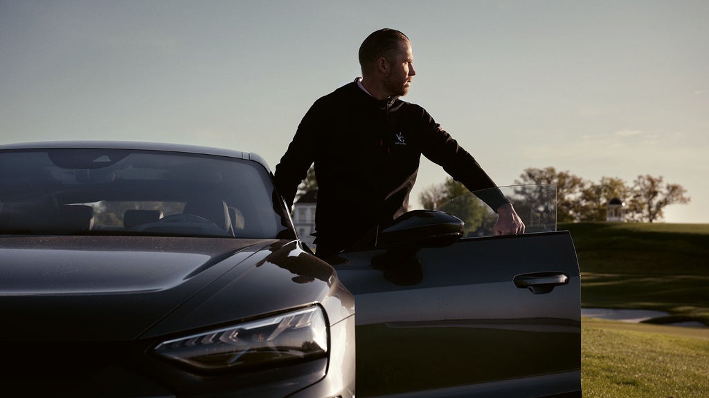 Viktor Gustavsson på väg att kliva in i sin e-tron GT.