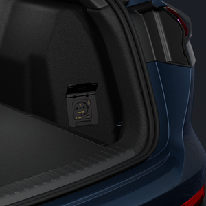 Blick auf den geöffneten Kofferraum und Fokus auf die 230-Volt-Steckdose.