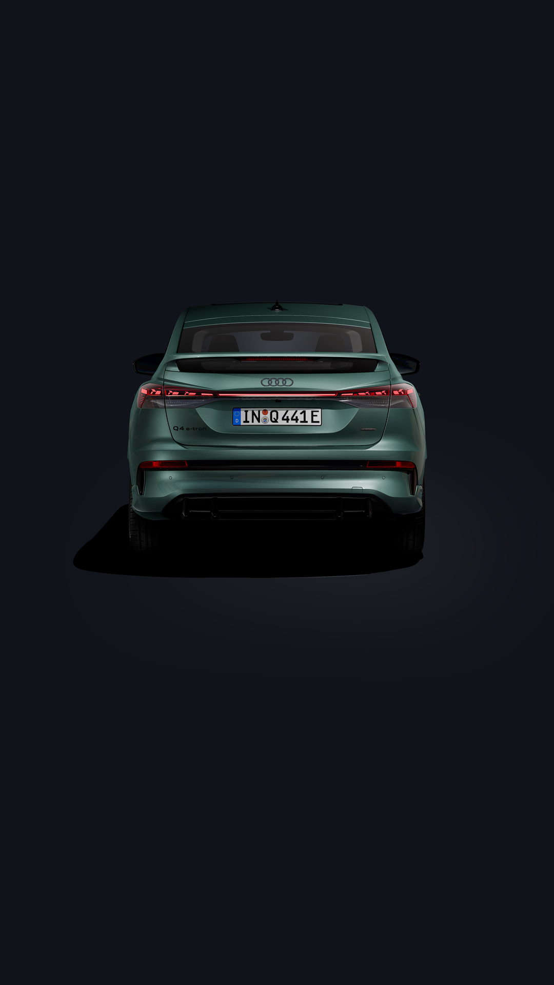 Der Q4 Sportback e-tron schräg von vorn auf dunklem Hintergrund.