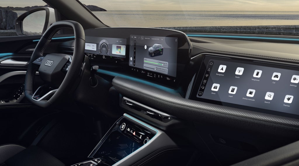 Een kijkje in de cockpit van de Q5 e-hybrid. Te zien zijn onder meer het panoramische display en het MMI-passagiersdisplay, evenals de interactieve verlichting aan de onderkant van de voorruit.