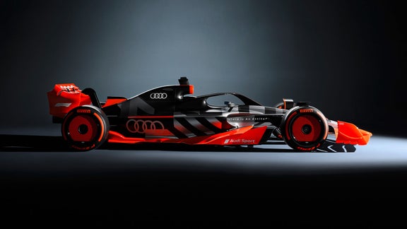 Prototypen för Audis kommande F1-bil, fotad från sidan.