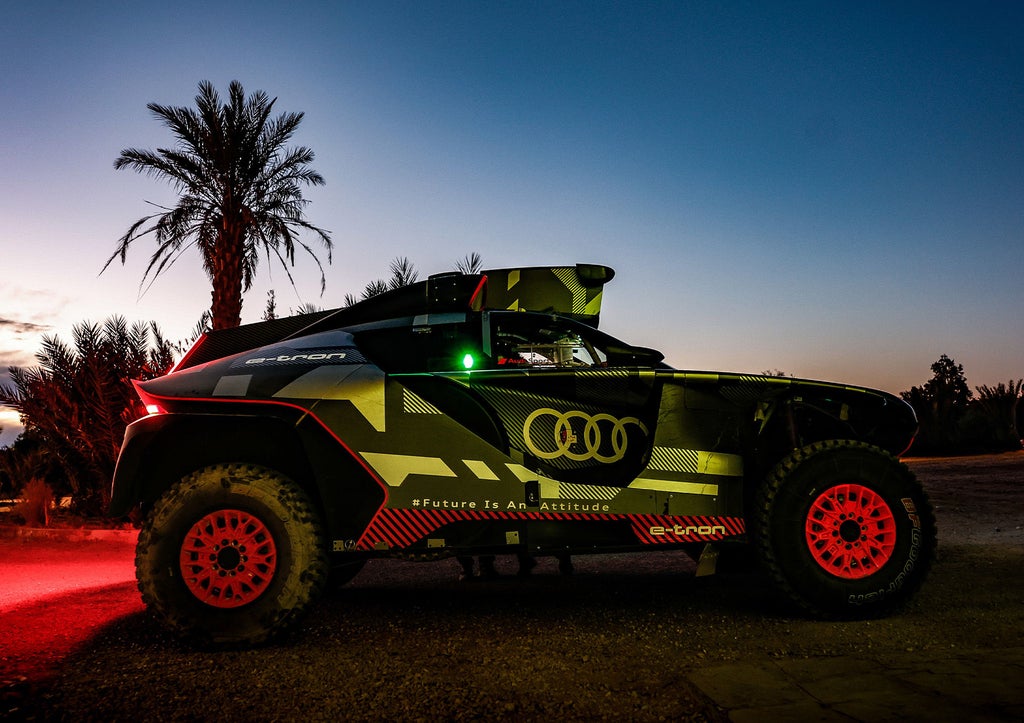 Seitenansicht des Audi RS Q e-tron in der Dämmerung.