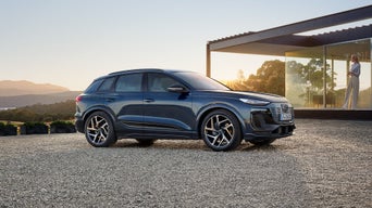 Audi Q6 e-tron sedd från sidan.
