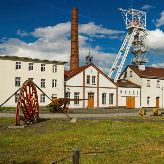 Aussenansicht eines Bergwerk.