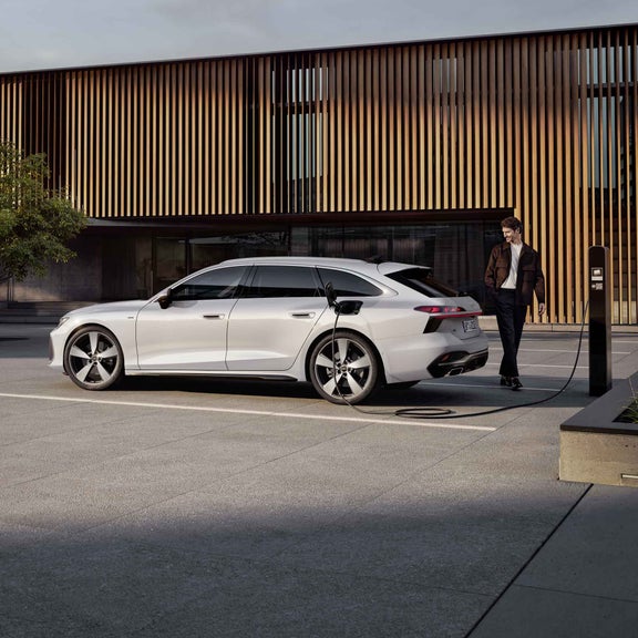 Foto de la carga fuera de casa del Audi A6 Avant e-hybrid. 