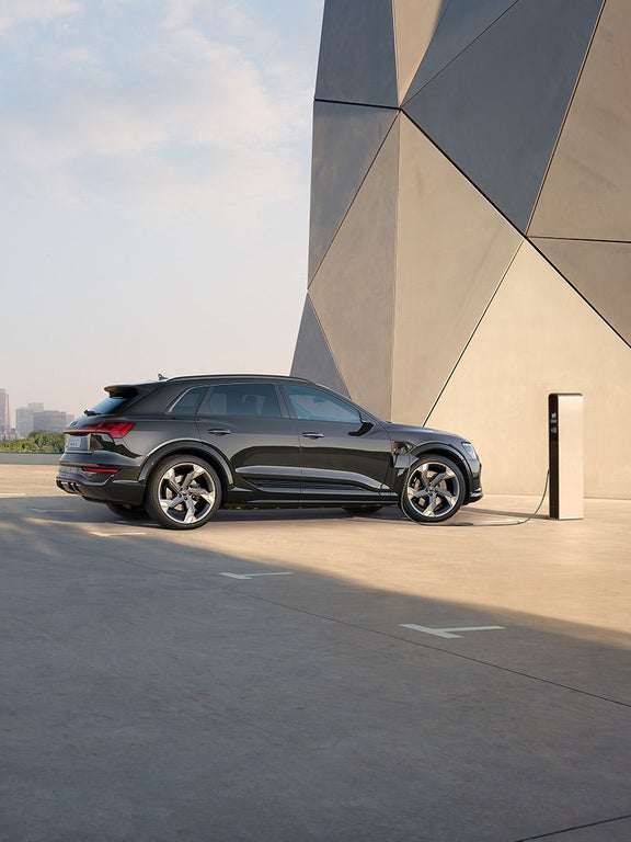 Side view Audi SQ8 e-tron