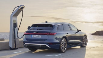 Foto de la carga fuera de casa del Audi S6 Avant e-tron. 