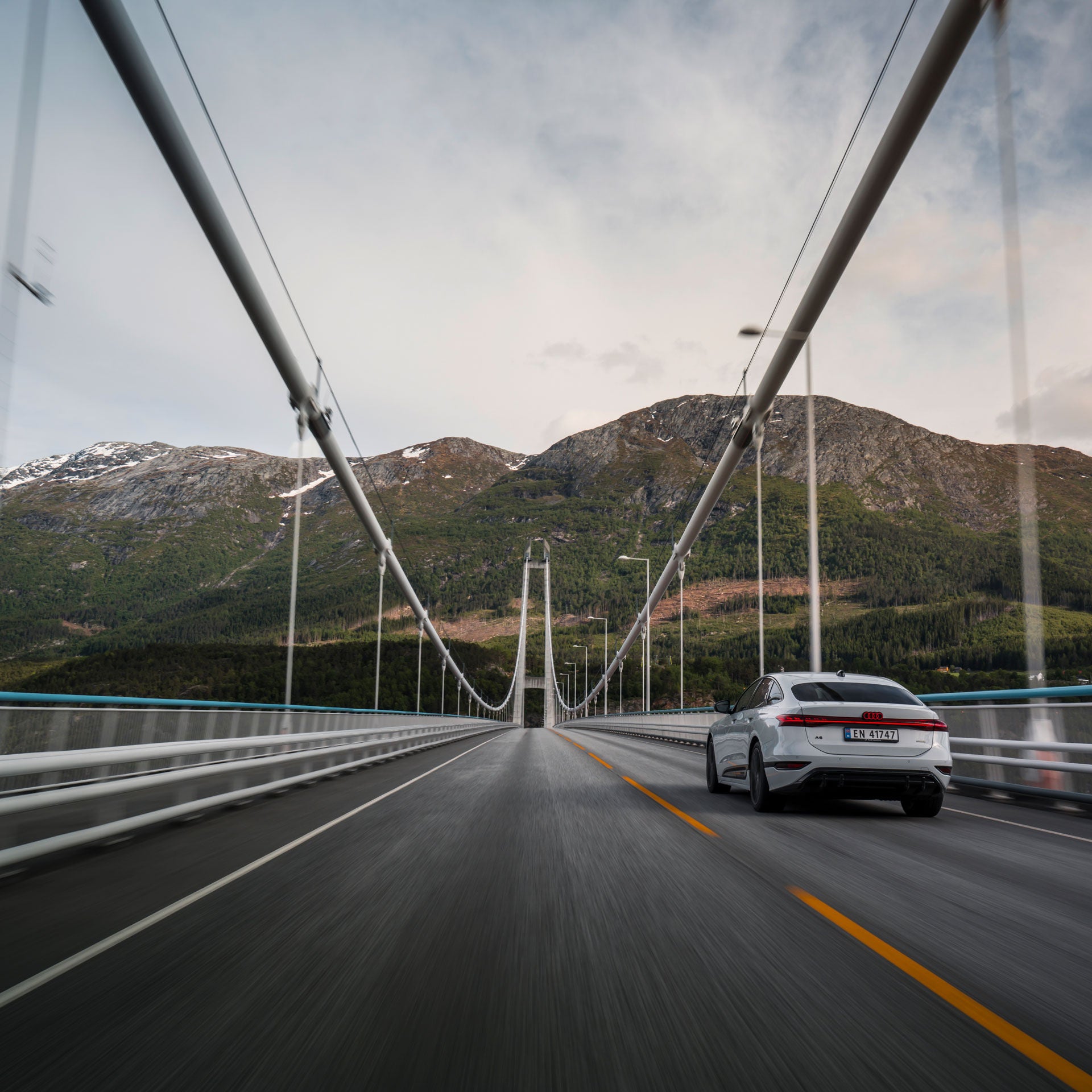 The Hardanger Bridge measures 1,380 metres, and the A6 Sportback e-tron performance crosses it in no time at all and completely emission-free.