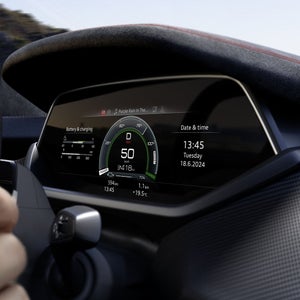 Close-up van de digitale cockpit van een Audi RS e-tron GT, met weergave van snelheid, batterijstatus en datum.