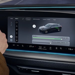 Nahaufnahme des MMI Displays im Cockpit des Q5 SUV e-hybrid. Auf dem Bildschirm sind die verschiedenen Fahrmodi des Fahrzeuges zu sehen.