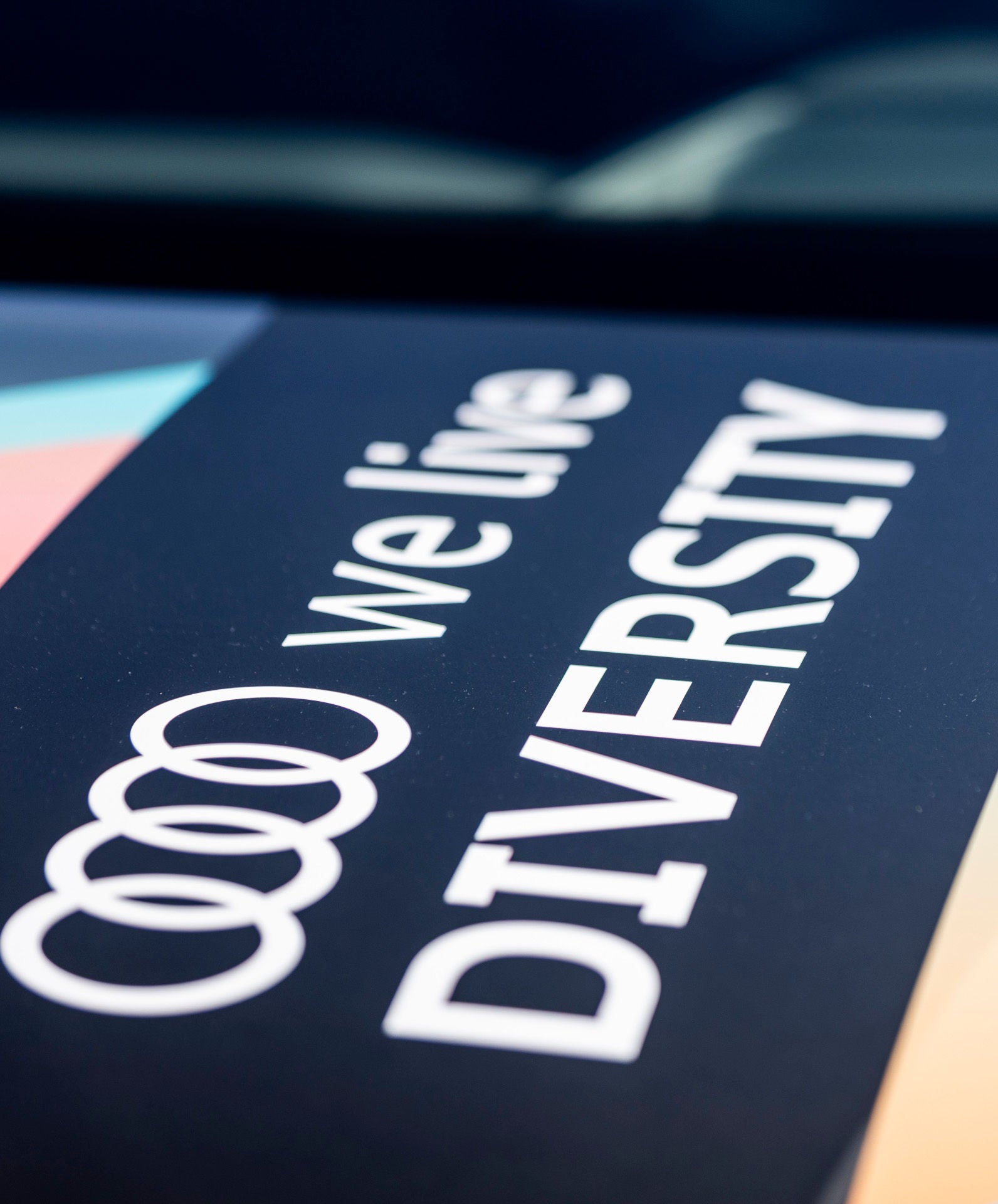 Dach eines Audi mit der Aufschrift „We live Diversity"