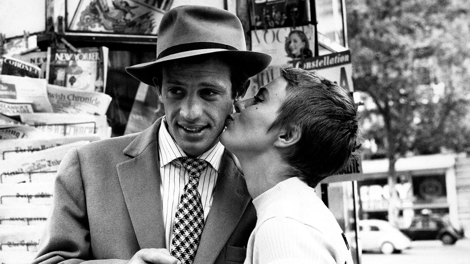 Jean-Paul Belmondo und Jean Seberg vor einem Zeitungskiosk in Paris: der Klassiker der Nouvelle Vague!
