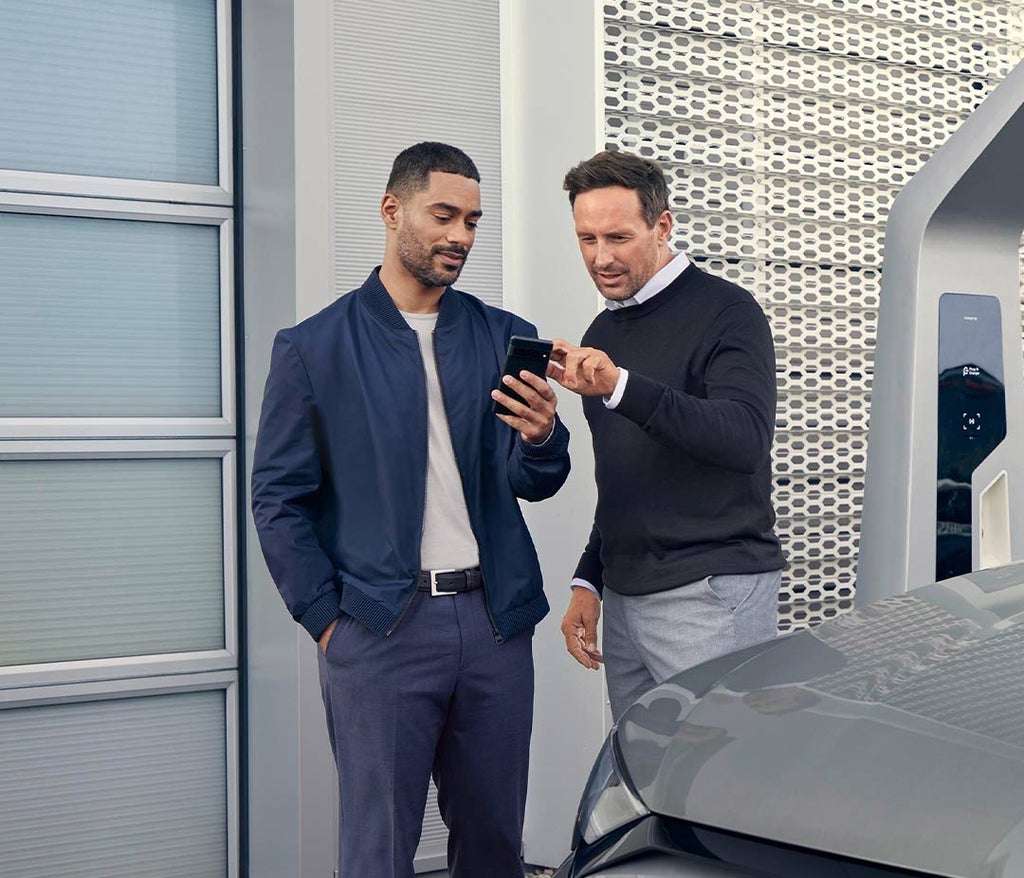 colaborador audi con cliente dándole información 