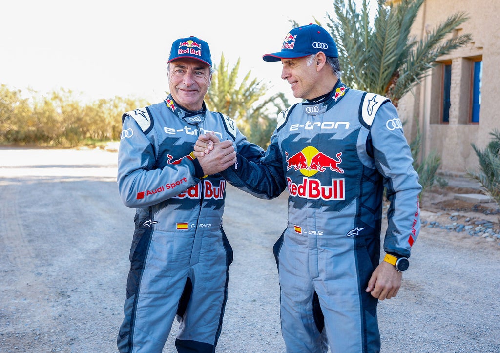 Carlos Sainz und Lucas Cruz beim Handshake.