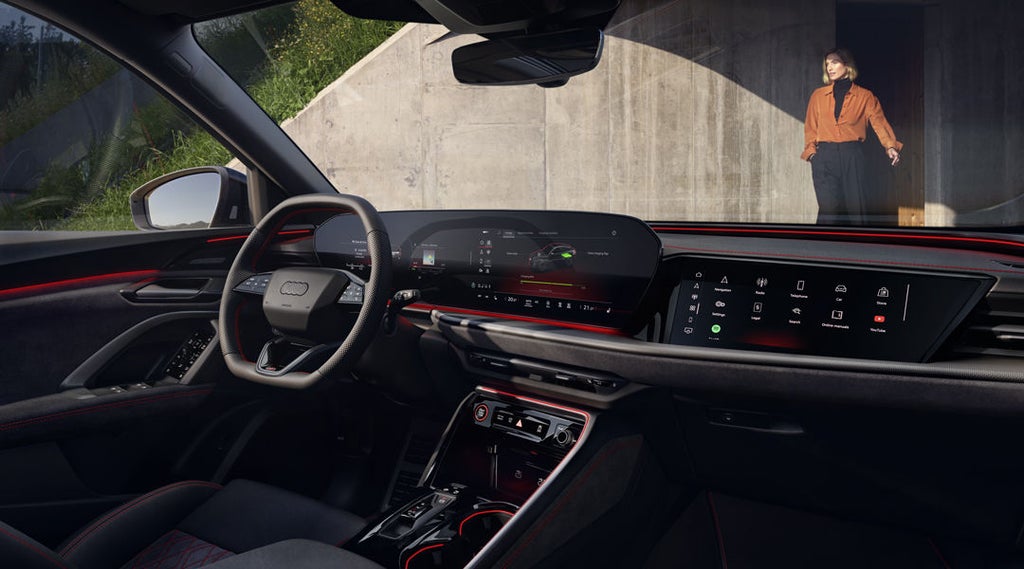 Het interieur van de Q5 Sportback e-hybrid met de nadruk op de cockpit en het stuurwiel.