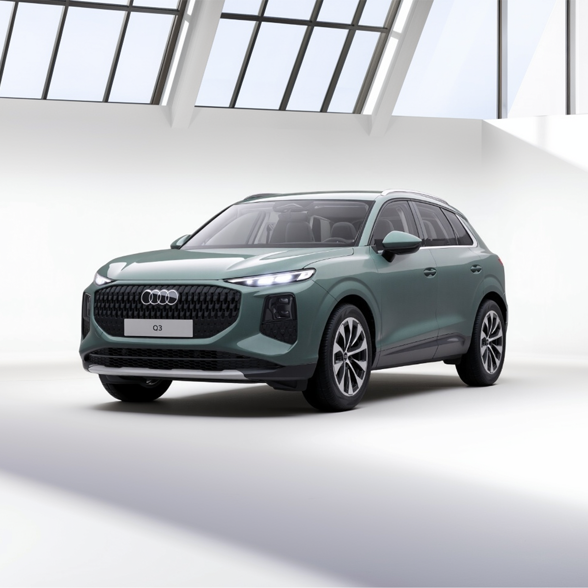 Weißer Audi Q3 SUV, schräg von vorne fotografiert, vor weißem Hintergrund.