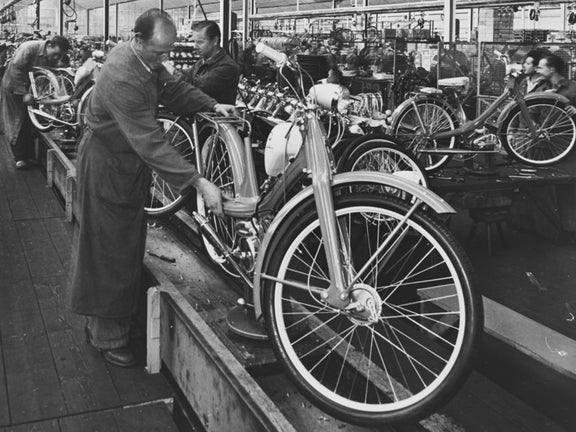 Schwarz-weiße Aufnahme aus der Produktion mehrerer NSU Quickly