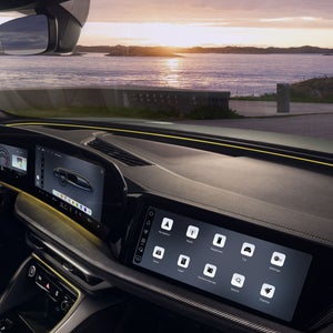 Een blik op de cockpit van de Audi Q5 Sportback vanaf de passagierszijde. De interactieverlichting is zichtbaar aan de onderrand van de voorruit.