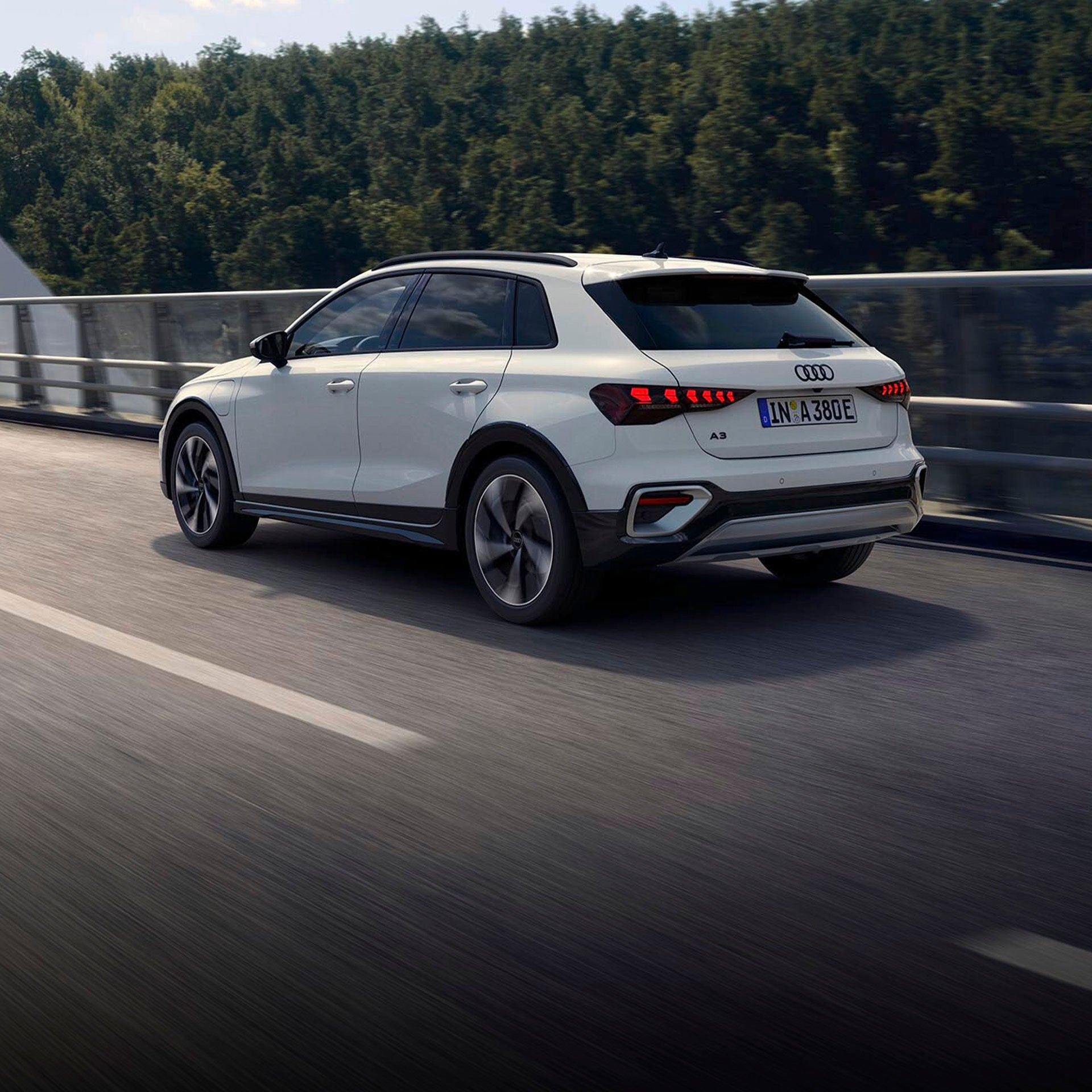 Un coche Audi híbrido enchufable en una carretera. 