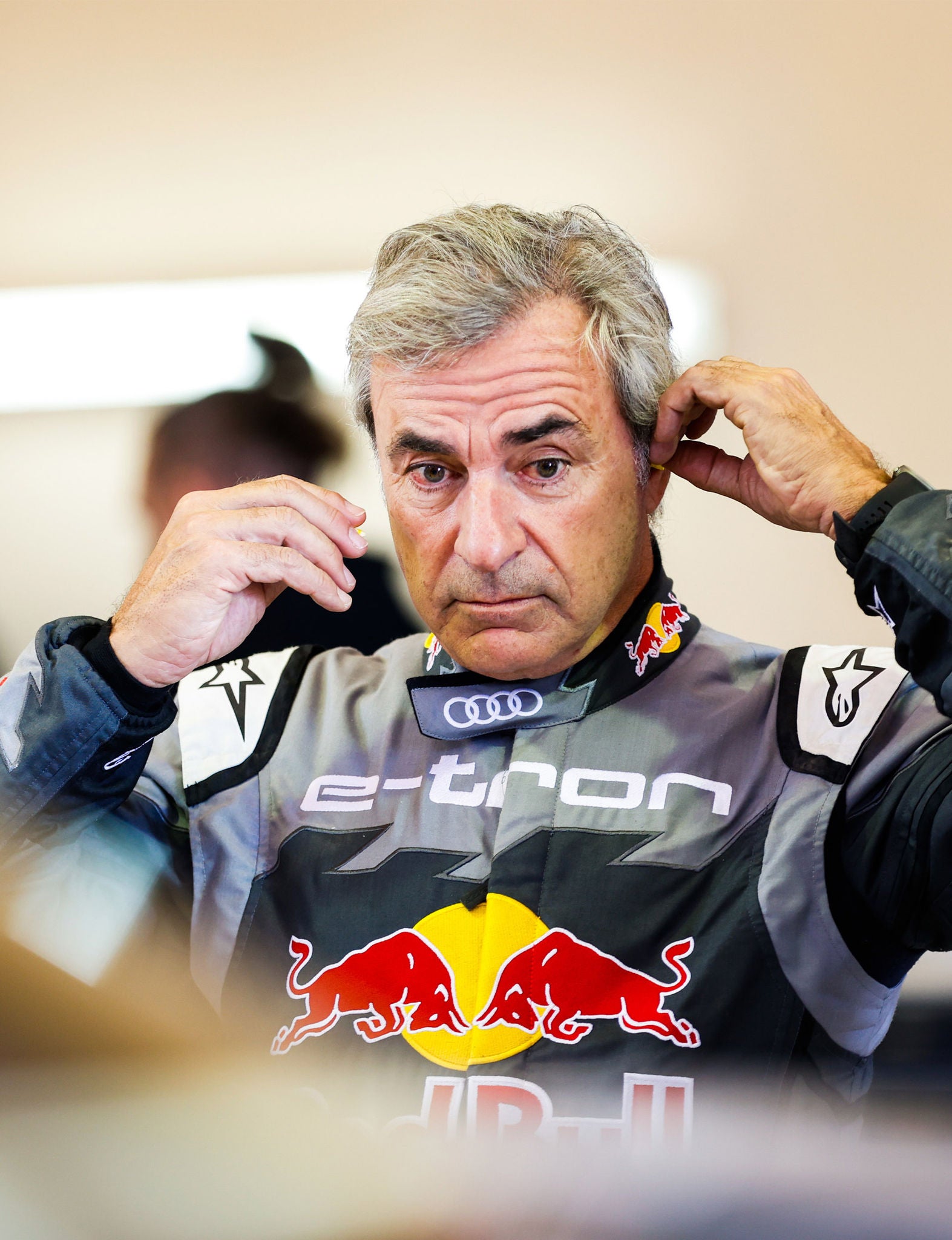 Carlos Sainz bereitet sich auf einen Einsatz im Testfahrzeug vor.