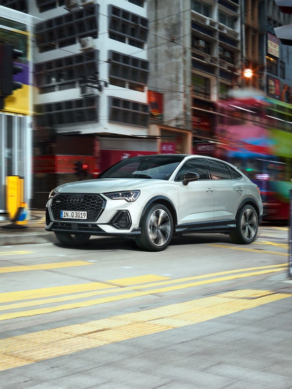 Foto de un Audi Q3 Sportback en blanco.