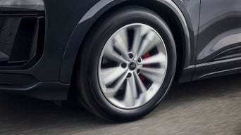 Gros plan sur un pneu Audi en mouvement, équipé de capuchons de moyeu dynamiques.