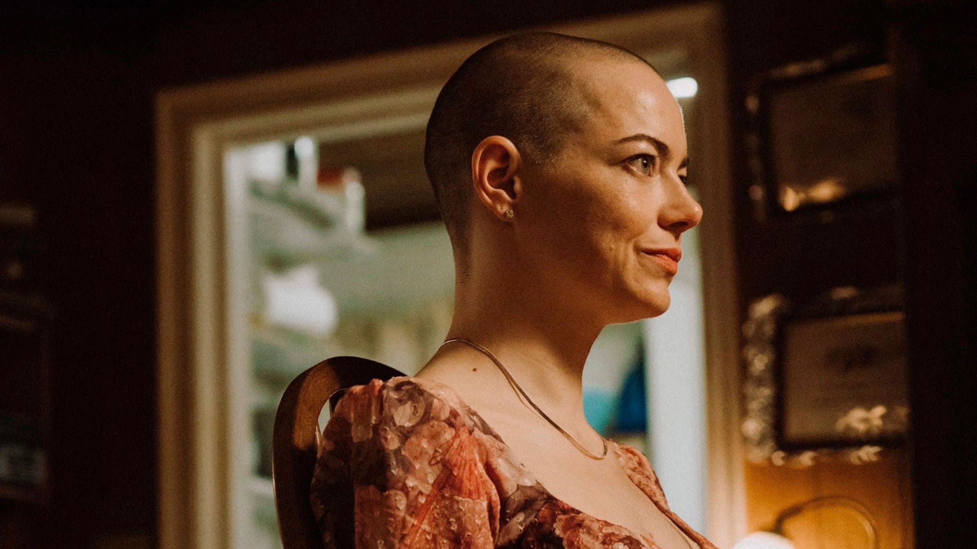 Ein Portrait von Biomedizinerin Michelle Fuller mit geschorenen Haaren.