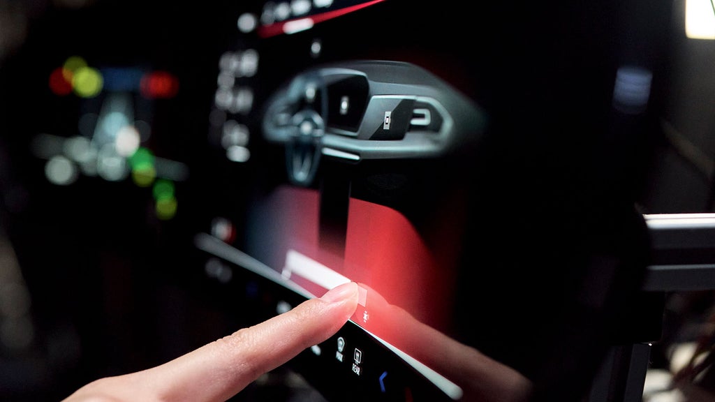 Eine Hand tippt mit einem Finger auf einen Display