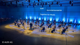 Orchestra auf blau beleuchteter Bühne