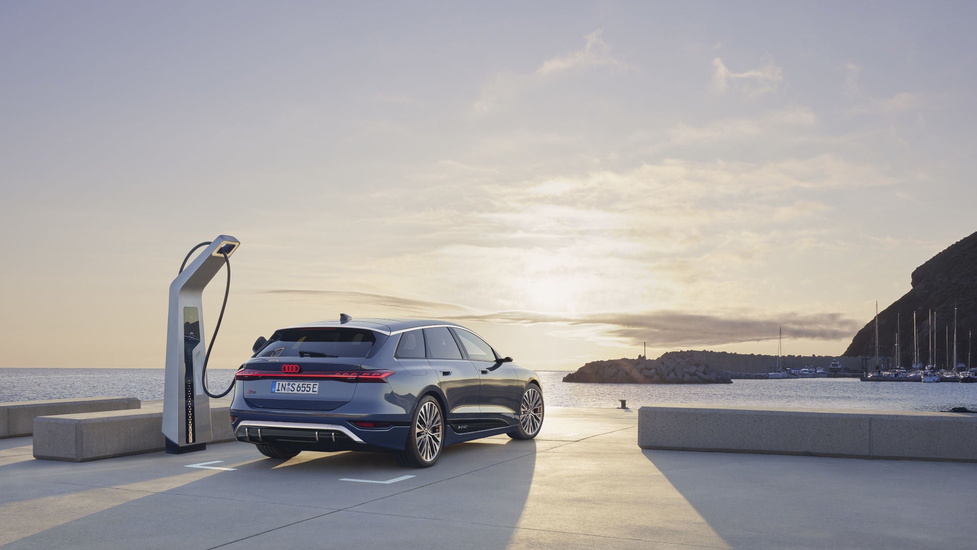 Audi S6 Avant aan een laadpaal