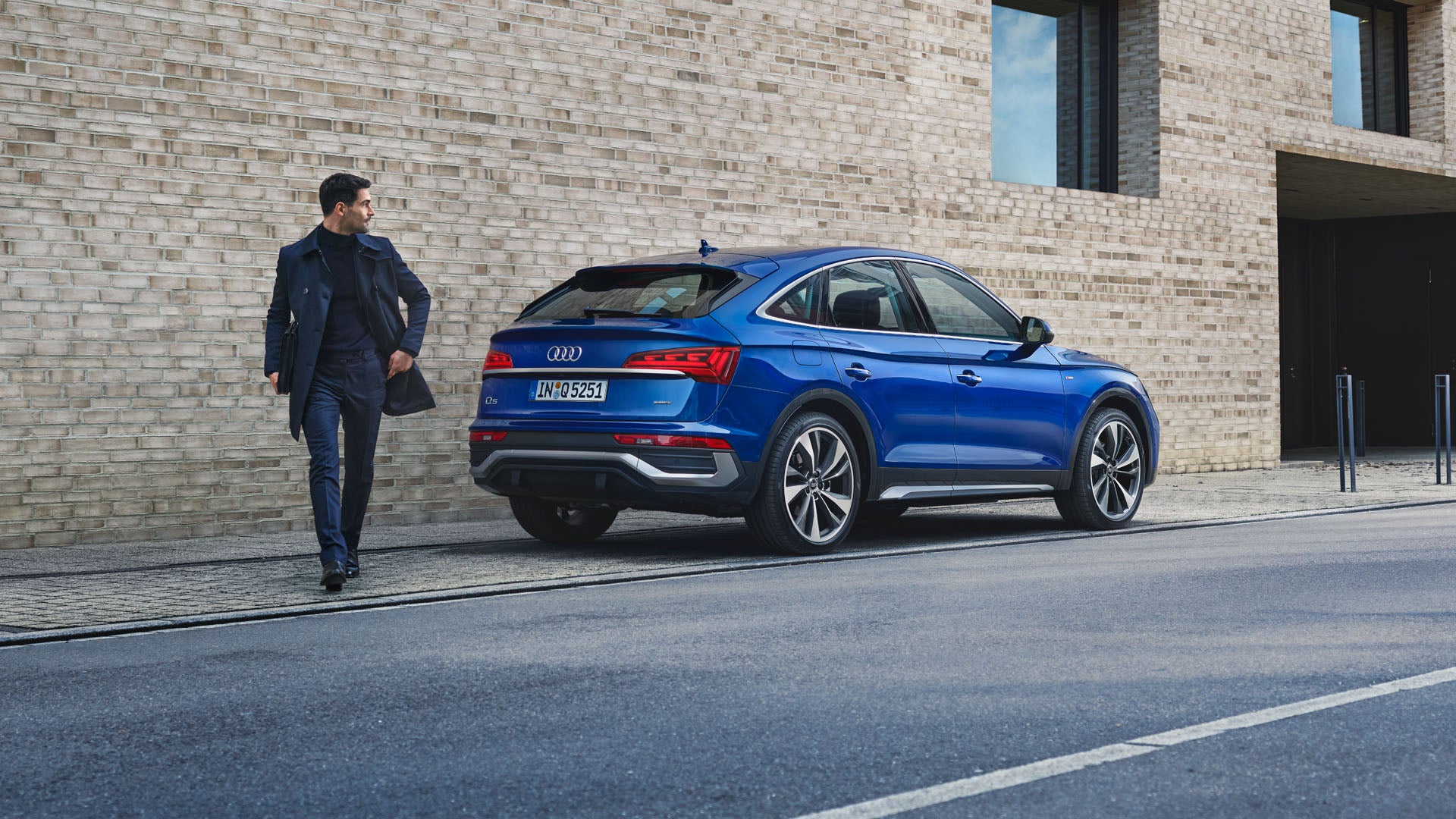 Side view Audi Q5 Sportback