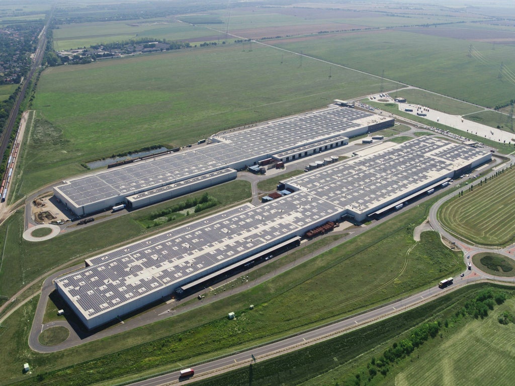 Audi Hungaria: Photovoltaik-Anlage auf den Dächern der beiden Logistik-Hallen