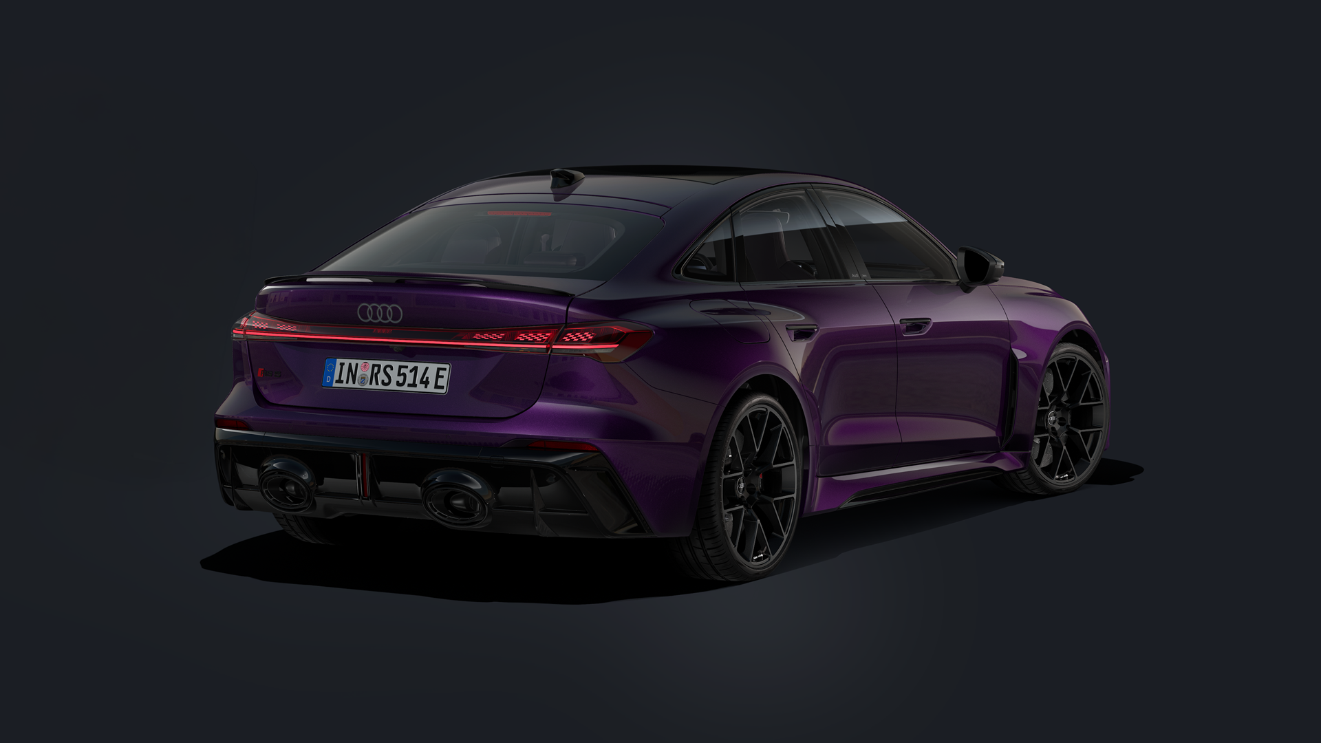 Die RS 5 Limousine schräg von hinten mit Indivuallackierung in Merlin Perleffekt und 21-Zoll-Rändern im 6-Doppelspeichen-Design in Schwarz, daneben eine Ladesäule.