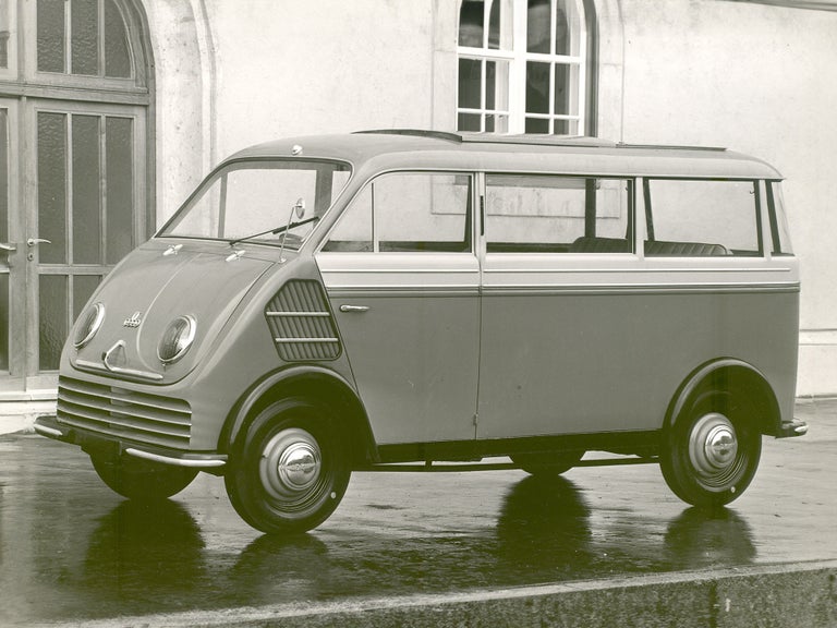 Black and white photo of a DKW F 89 L express lorry in front of a house