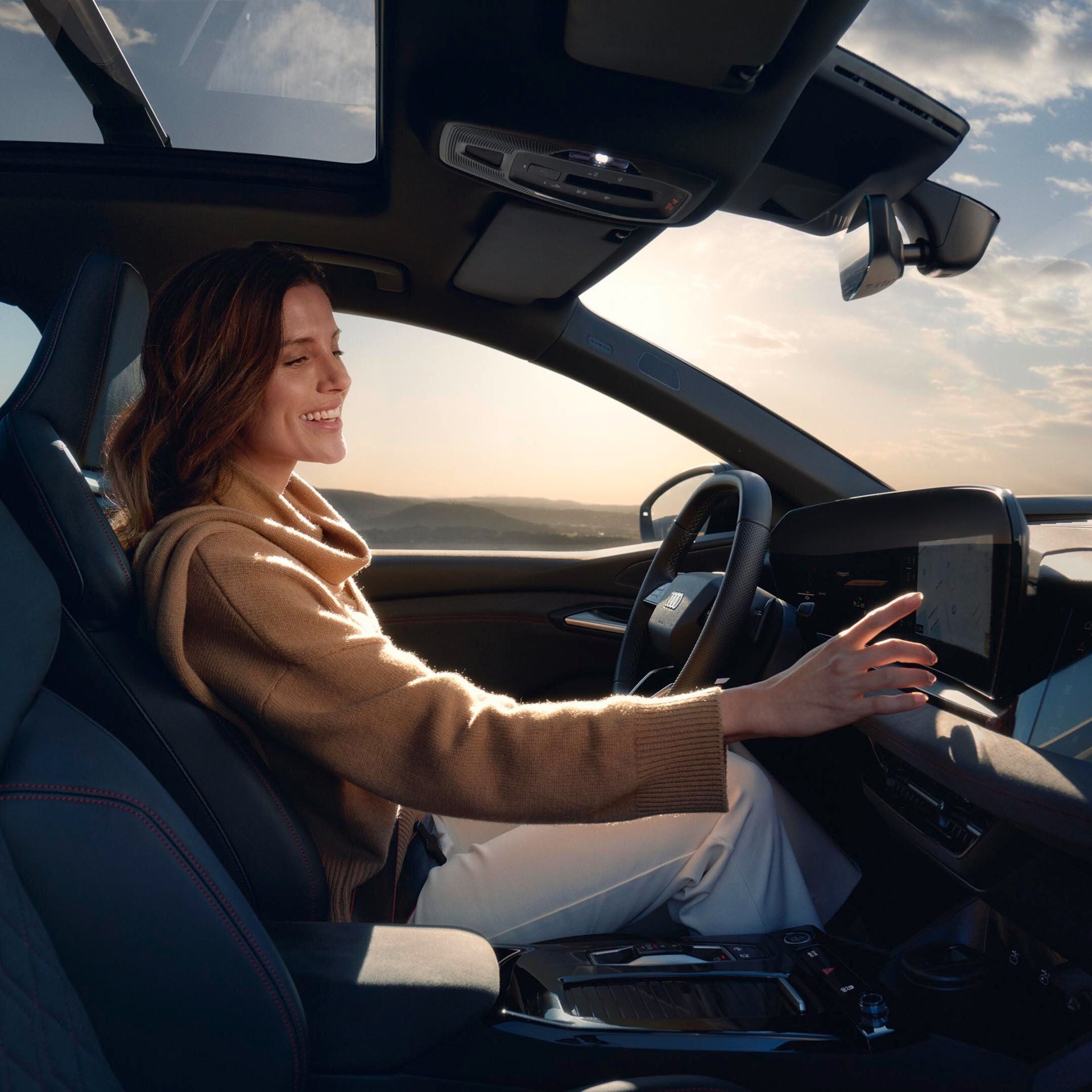 Vrouw stelt MMI in in een Q6 e-tron