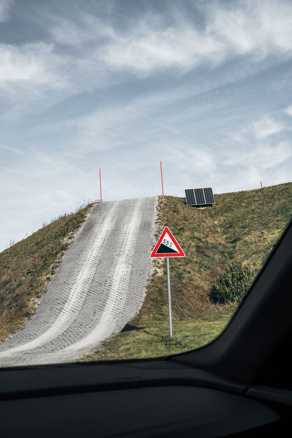 Oppoverbakke sett gjennom frontruten på Audi SQ8 Sportback.