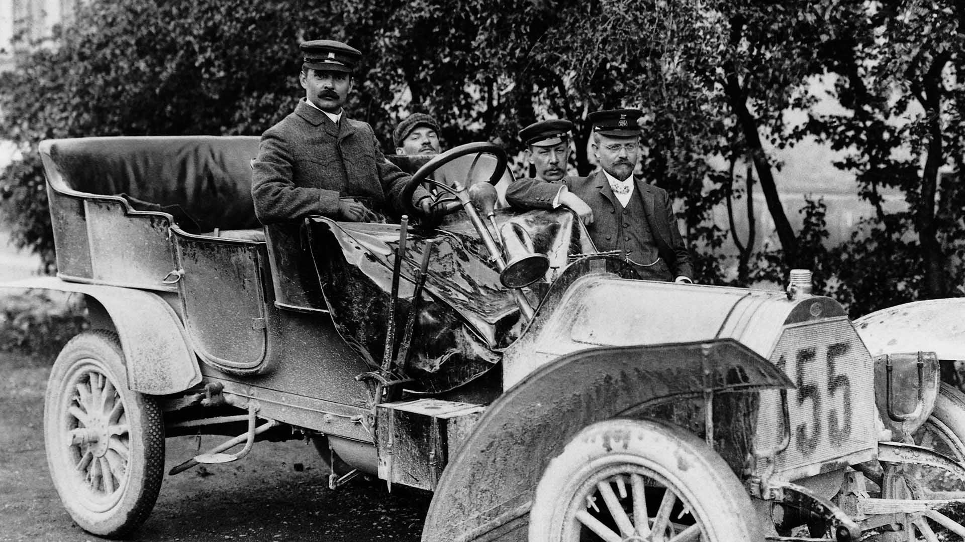 A picture showing a Horch race car.