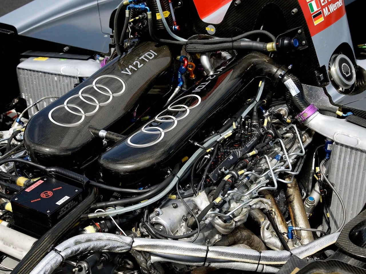 Närbild på motorn i en Audi R 10