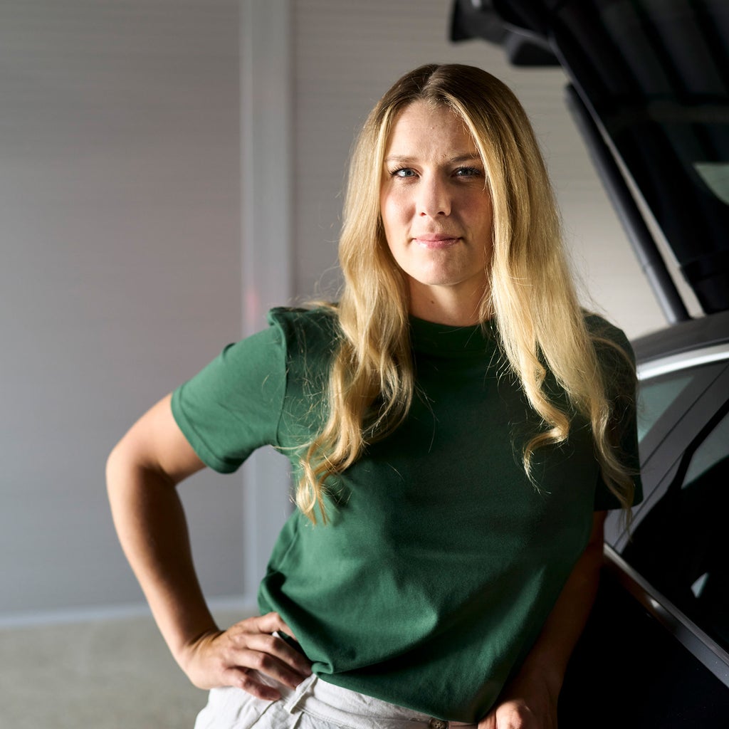 Lissi Lanz hat ihre linke Hand in der Hüfte und schaut in die Kamera