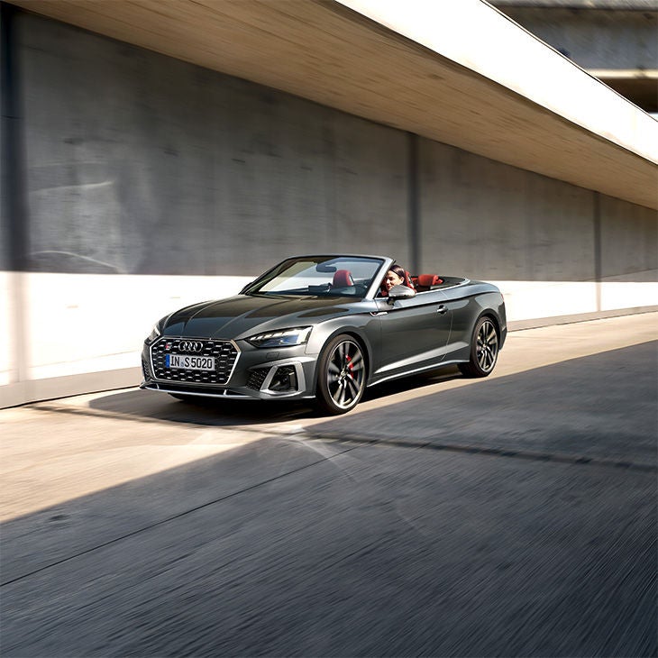 Foto de un Audi cabrio, un descapotable deportivo con dos asientos. 