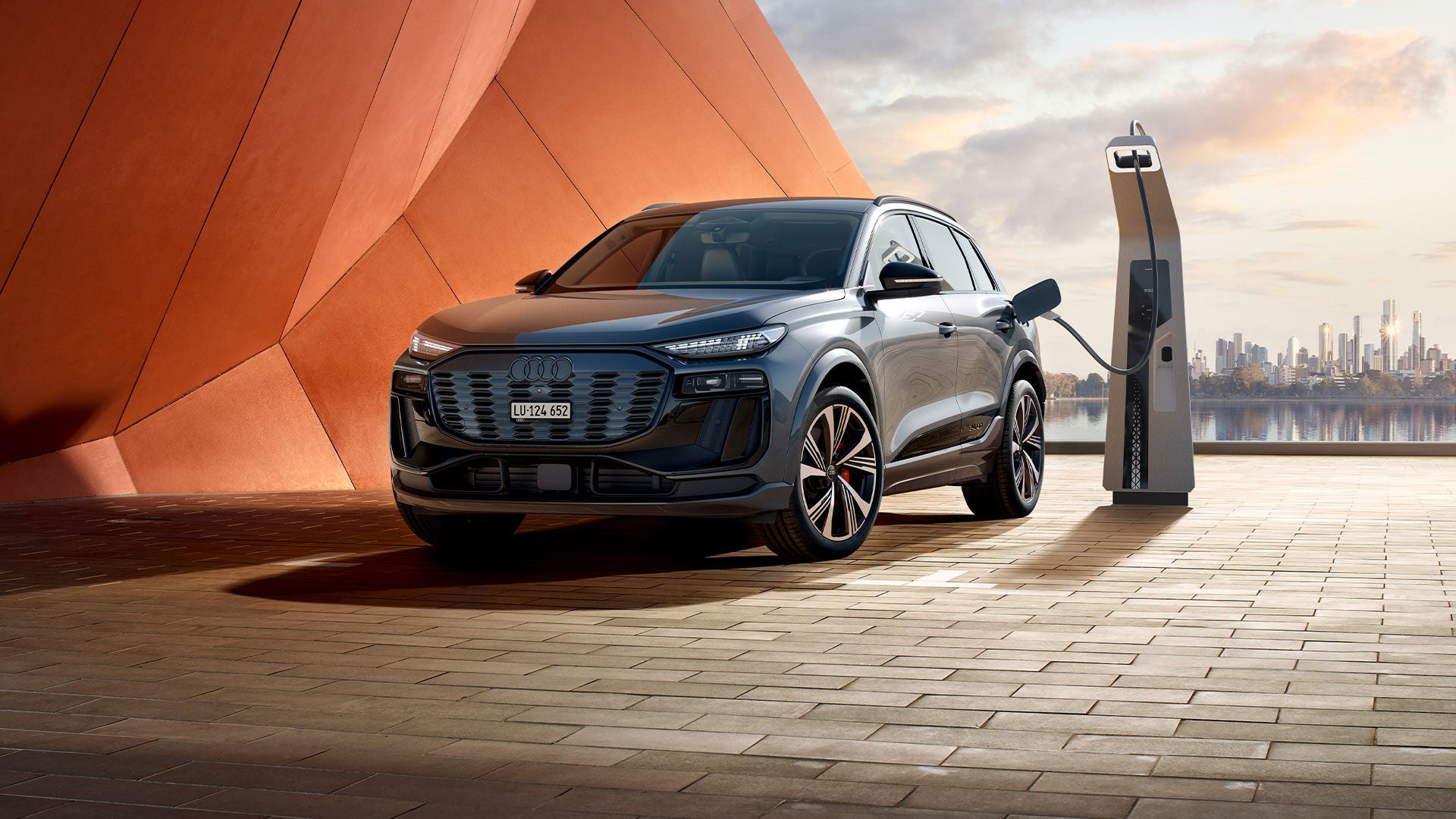 Audi SQ6 e-tron stehend an einer Ladesäule