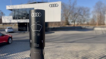 Wischwasserstation von Audi steht vor dem Audi Charging Hub in Nürnberg