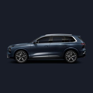 Seitenansicht eines blauen Audi Q7 SUV auf dunklem Hintergrund.