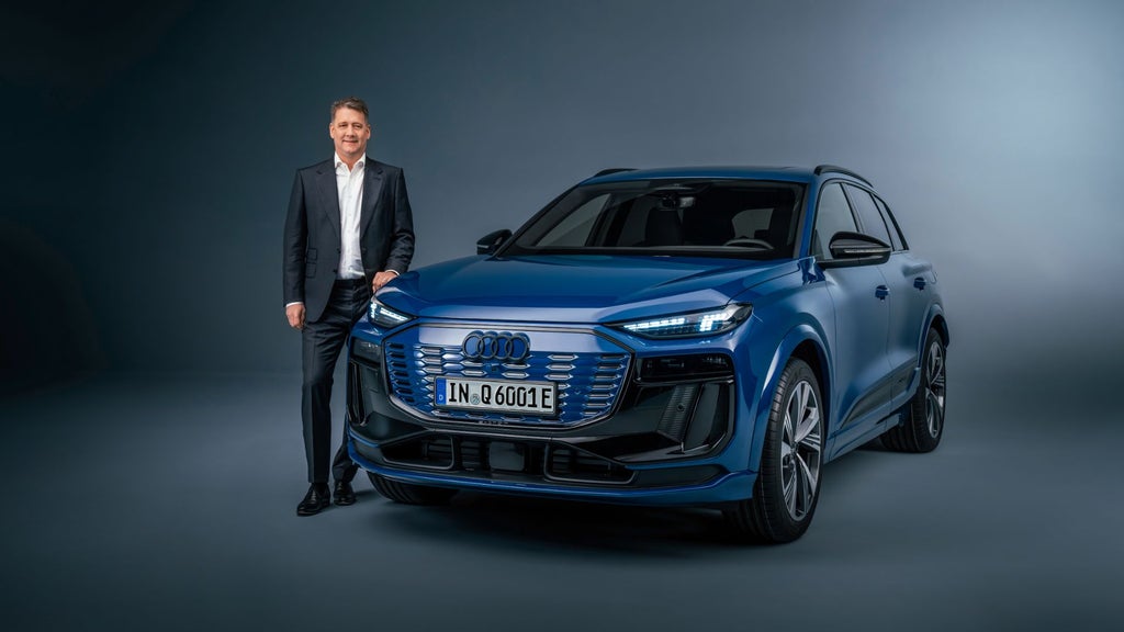 Herr Doellner neben dem Audi Q6 e-tron quattro