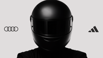 Ein Rennfahrer mit schwarzem Helm steht im Mittelpunkt; links ist das Audi-Logo, rechts das Adidas-Logo zu sehen.