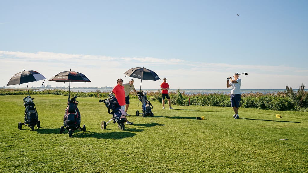 Tionde utslaget på Barsebäck med det nedlagda kärnkraftverket i bakgrunden.